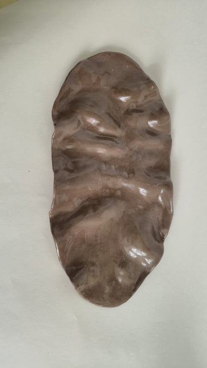 Dune Tray 43 fra NIWA set ovenfra, keramisk fad i taupe og brune nuancer