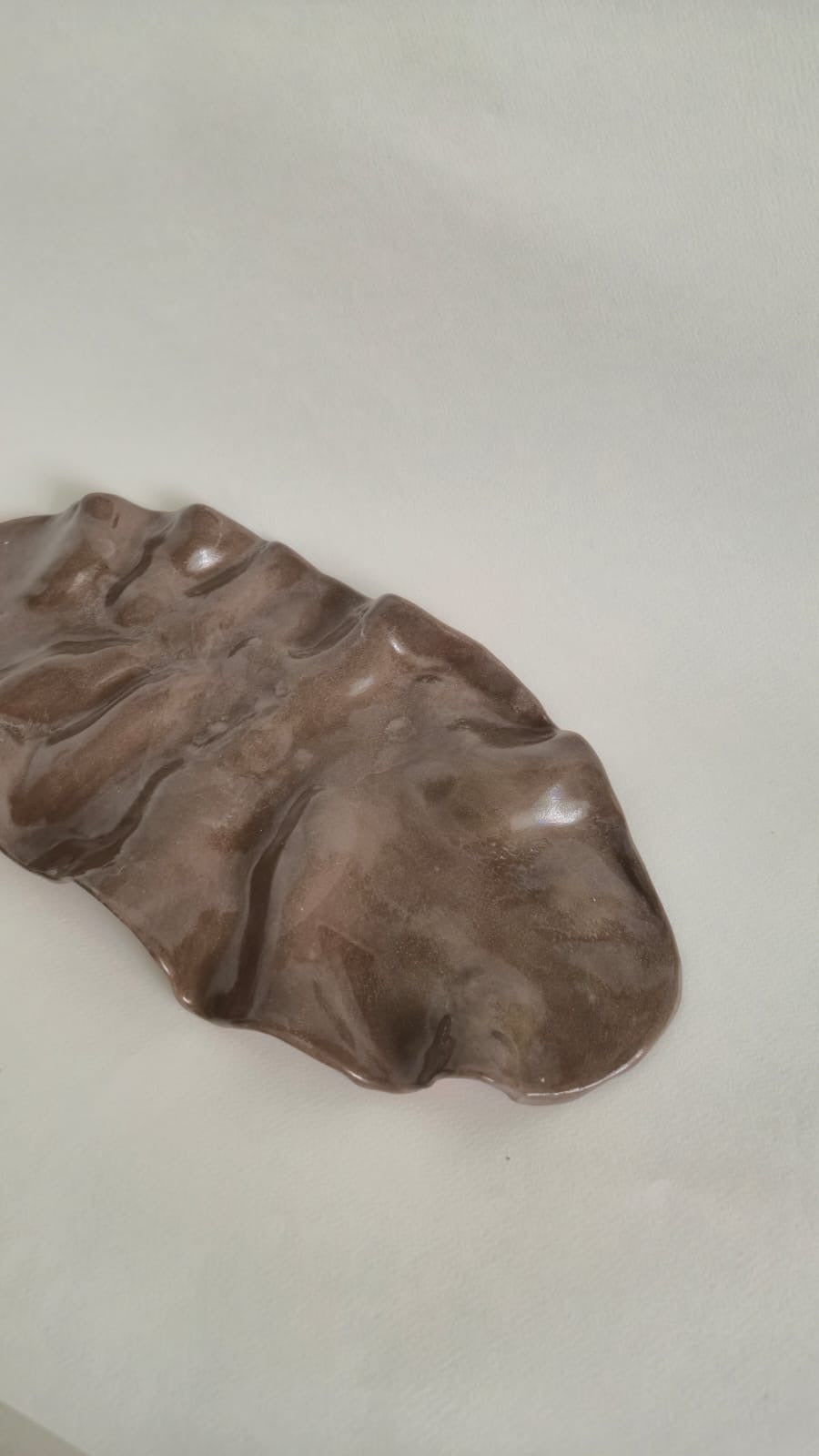 Detalje af Dune Tray 43 med bølgende kant og bløde forhøjninger