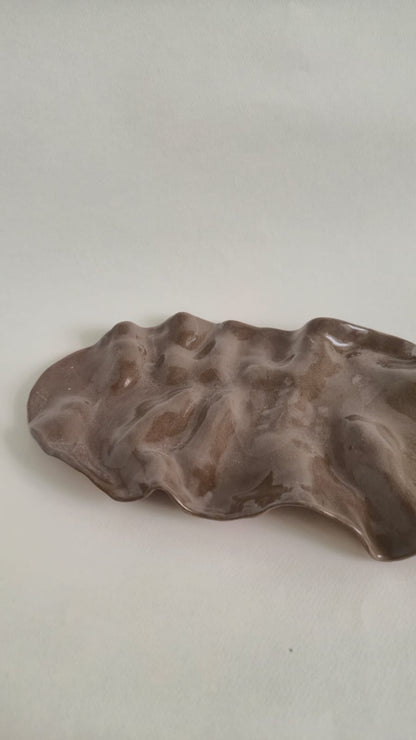 Dune Tray 43 fra NIWA med nuanceret taupefarvet glasur