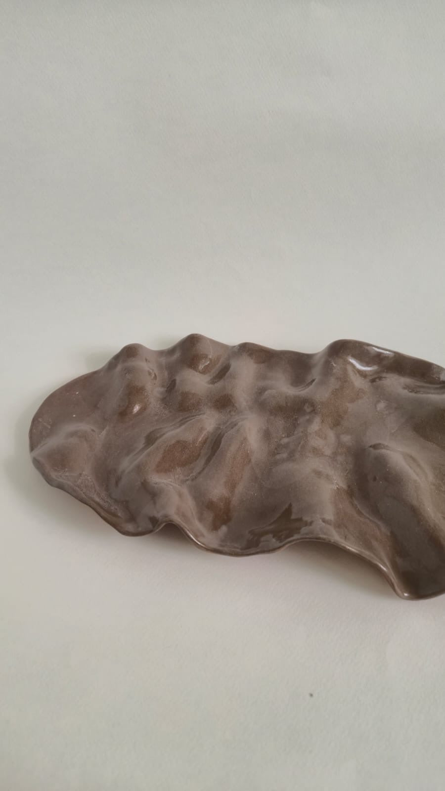 Dune Tray 43 fra NIWA med nuanceret taupefarvet glasur