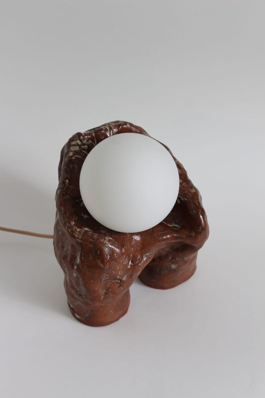 Earth Globe Lamp fra NIWA med brun keramisk base og hvid lyskugle