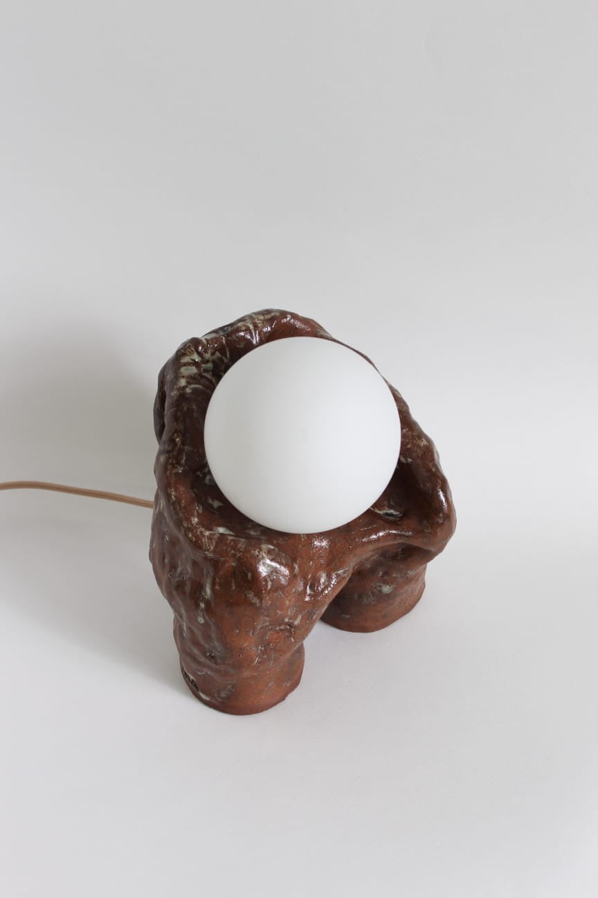 Earth Globe Lamp fra NIWA set skråt ovenfra med blank jordfarvet glasur