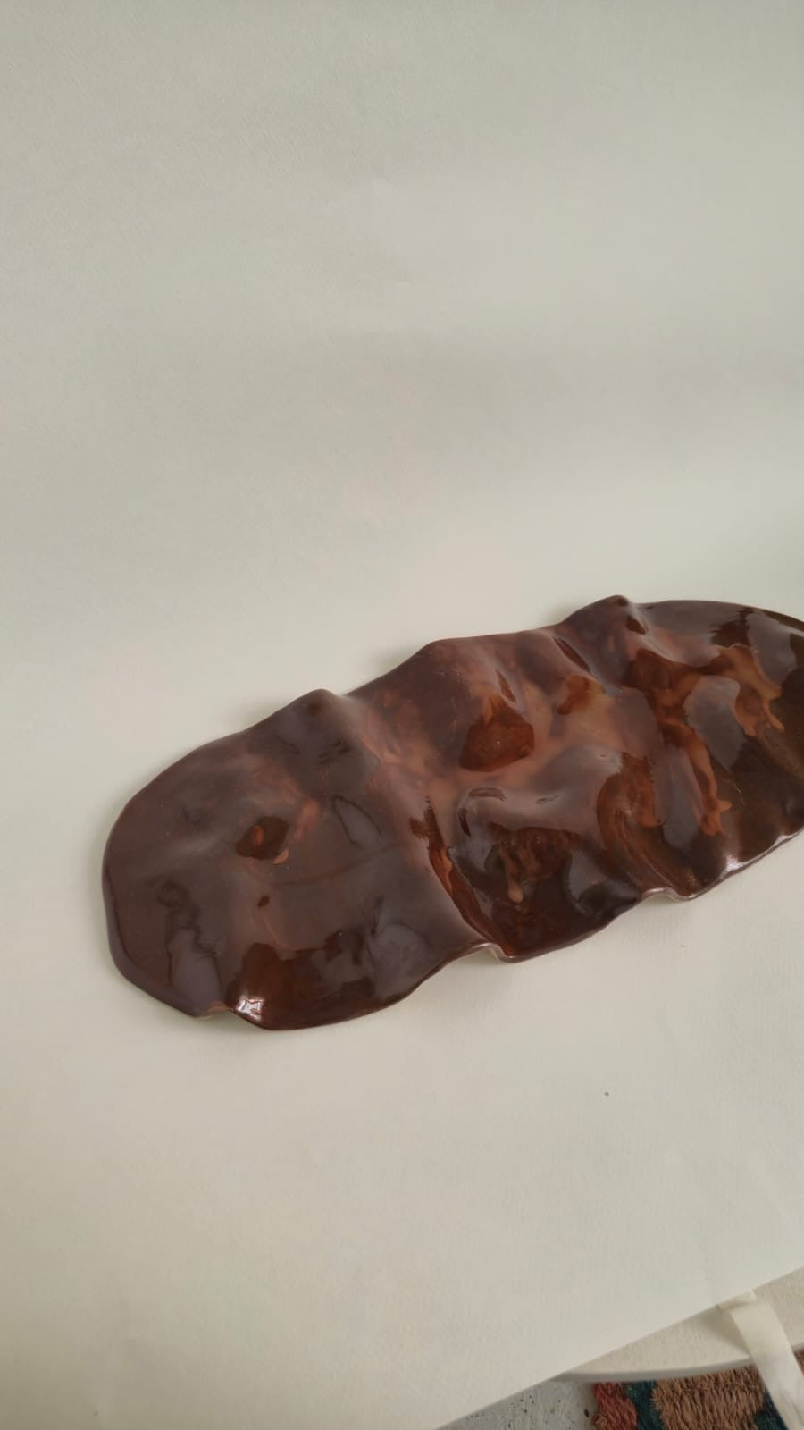 Skrå vinkel af Earth Tray 47 med blank brun glasur