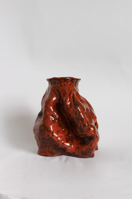 Ember Vessel fra NIWA, skulpturel rød og mørkglaseret keramisk vase