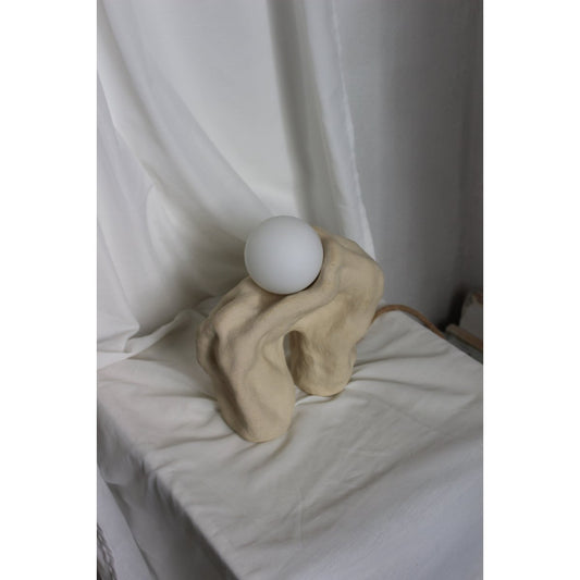 Forma Lamp fra NIWA Ceramics med beige keramisk form, hvid lyskugle og synlig ledning